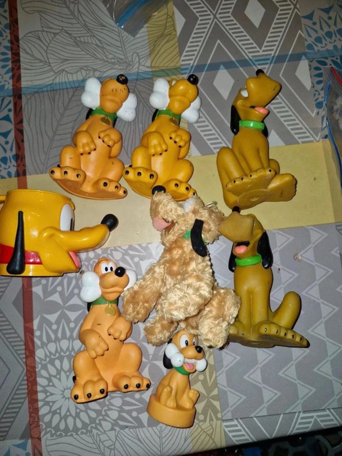 Lot figurines tasse et peluche pluto