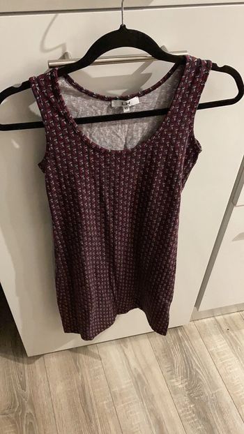 Robe la halle motifs rouges et blancs sur du noir