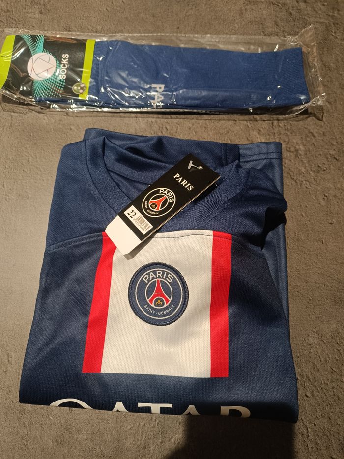 Tenue foot Léo Messi PSG Paris Saint-Germain bleu. T.22 - photo numéro 2