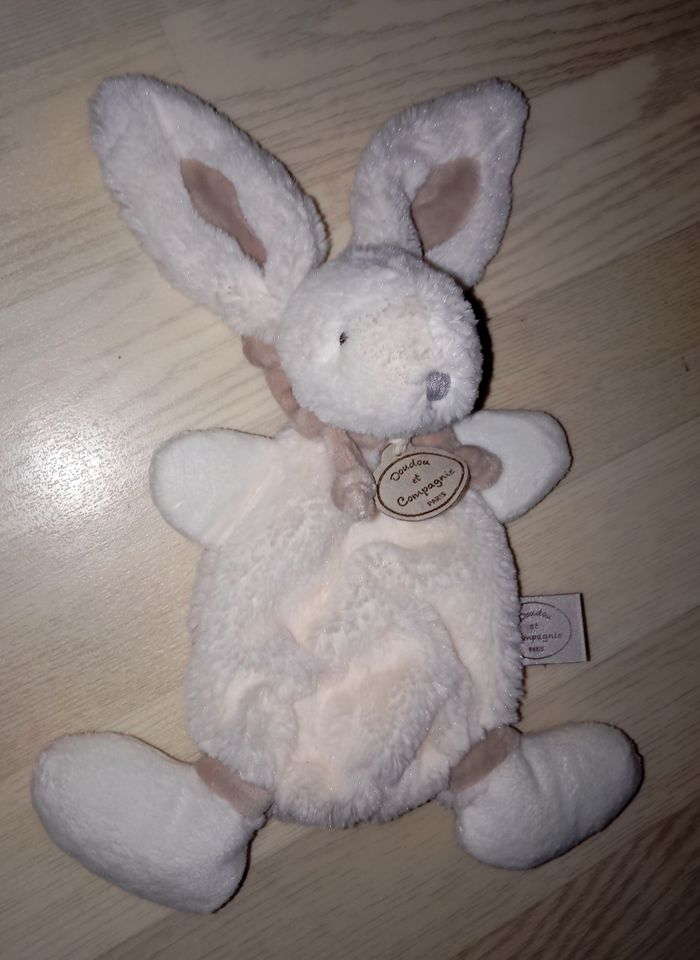 Doudou lapin en polaire blanc et taupe Doudou et Compagnie