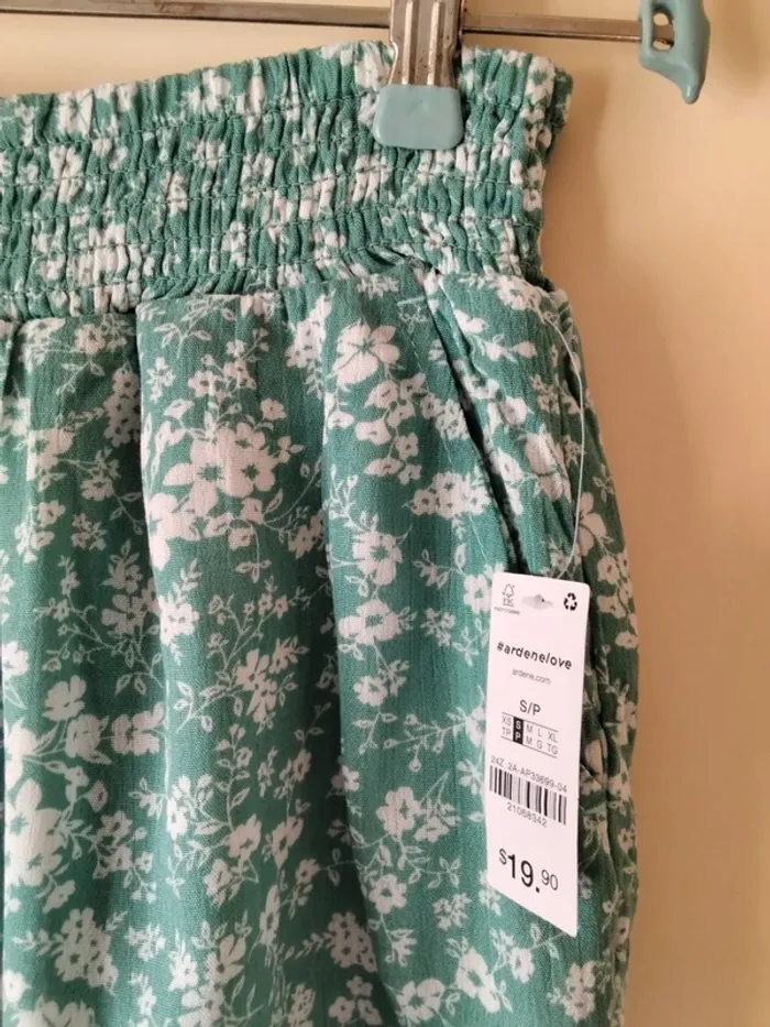 Short femme. Marque Ardene (A104) - photo numéro 2