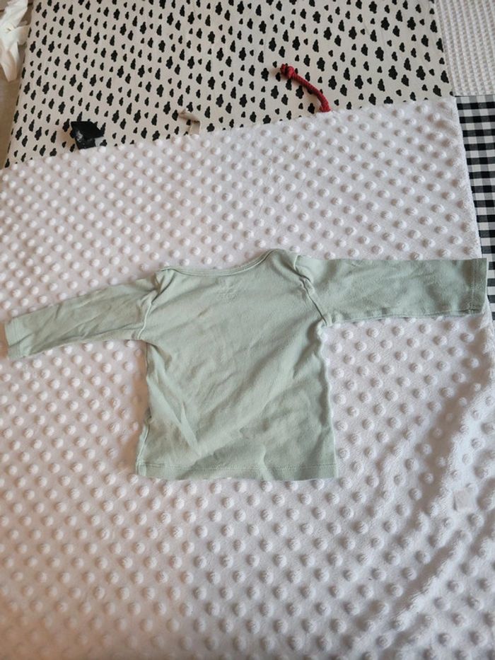 T-shirt manches longues vert pâle uni H&M 2-4 mois (62 cm) Look mixte - photo numéro 2