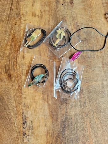 Gros lot collier noir avec pendentif aile ou cœur ou femme personnage