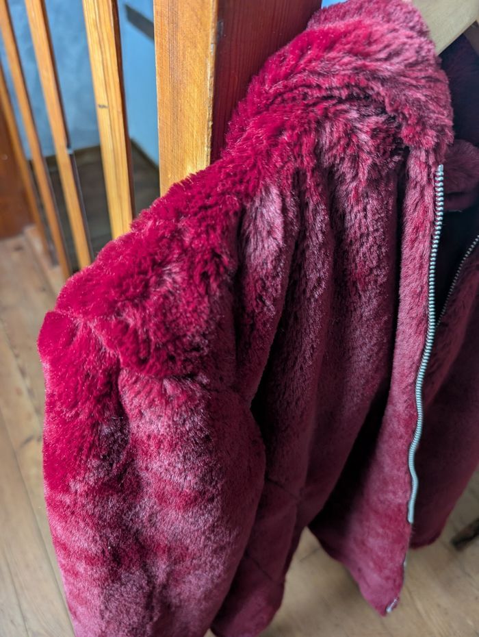 Blouson capuche imitation fourrure rouge Kiabi forme un peu bomber - photo numéro 7