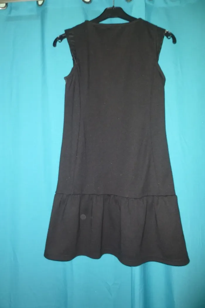 jolie robe noir au dessus du genou taille 2 = 40 - photo numéro 2