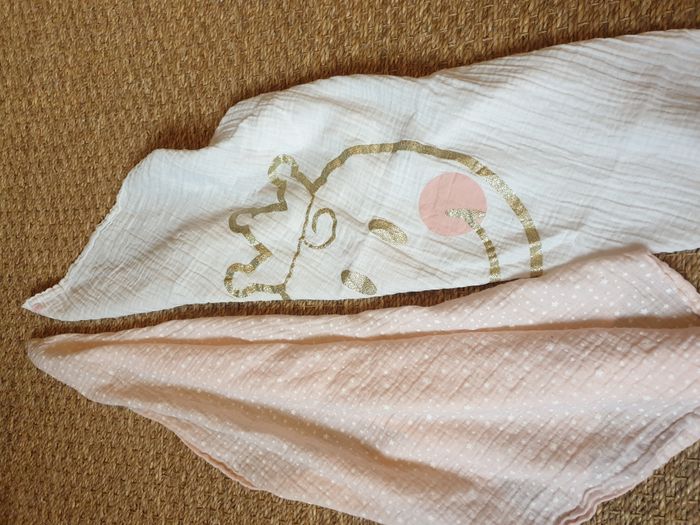 Lot de 2 langes pour bébé fille. Neuf.