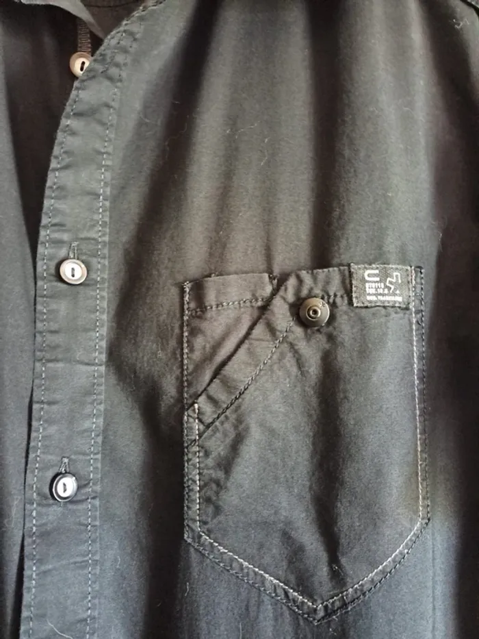 Chemise homme noire Celio L tbe matière qui prend facilement les poils - photo numéro 3
