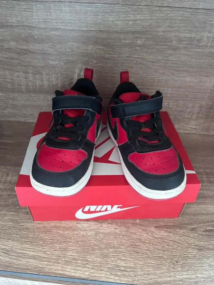 Basket Nike Jordan noir et rouge T25