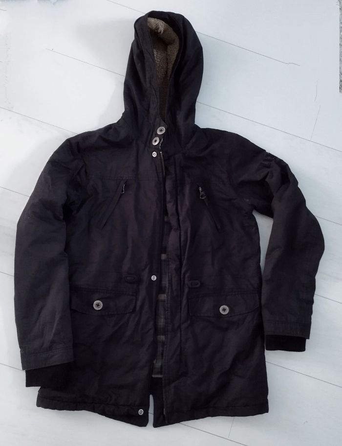Blouson noir à capuche