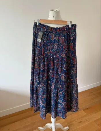 Jolie jupe motif neuve L/40