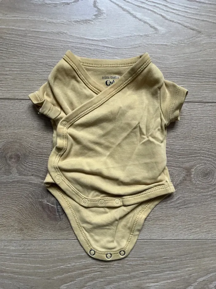 Lot bodys c&a 0/1mois - photo numéro 7