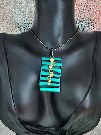 Collier avec son pendentif vert/doré, ikita en acier inoxydable