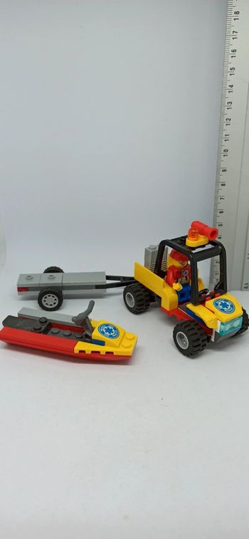 Véhicule de sauveteur en mer avec remorque et jet ski lego
