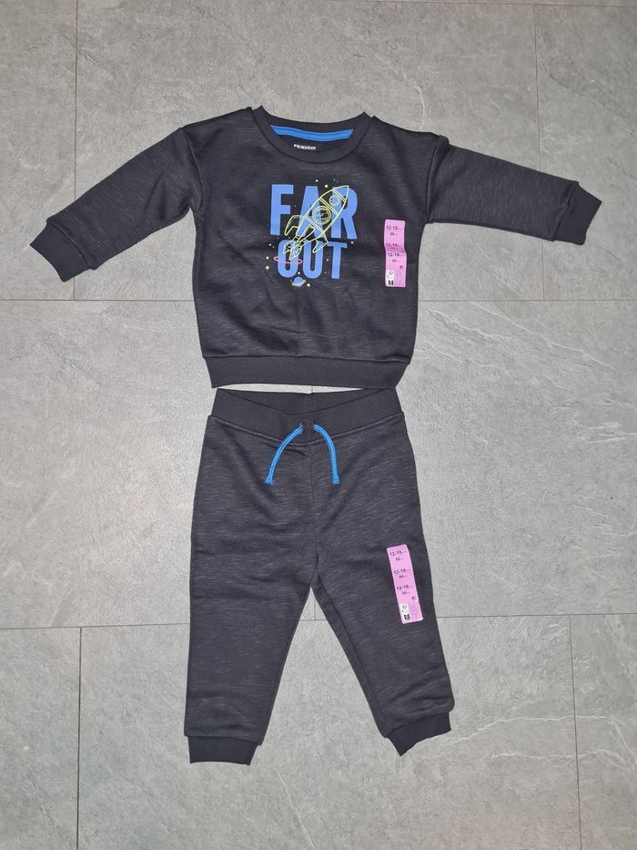 Ensemble primark neuf taille 12/18 mois soit 86cm