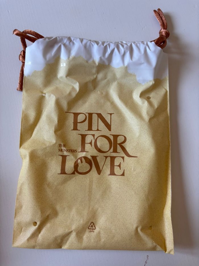 PopMart Labubu The Monsters Pin For Love « J » - photo numéro 4