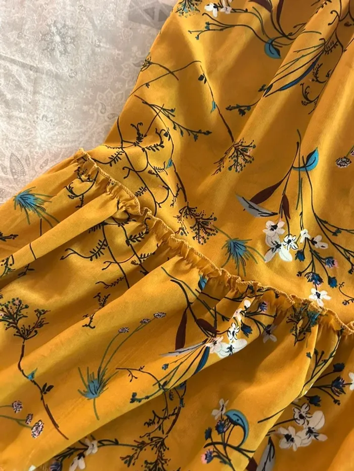 Robe fille de couleur jaune moutarde avec motifs fleuris - photo numéro 3