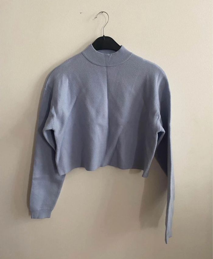 Pull bleu col montant