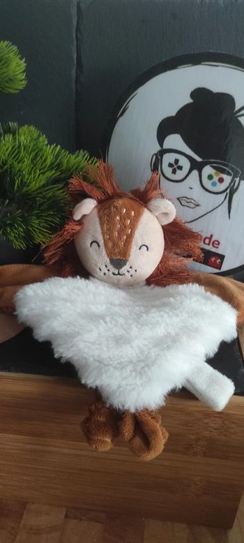 doudou lion tape a l oeil tao marron blanc crinière Sourire Yeux Fermés Fourrure