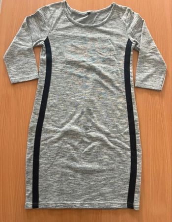 robe grise avec deux bandes bleu marine de chaque côté