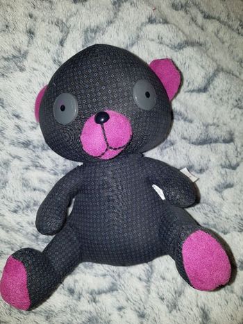 Petit ours noir et rose. 21 cm