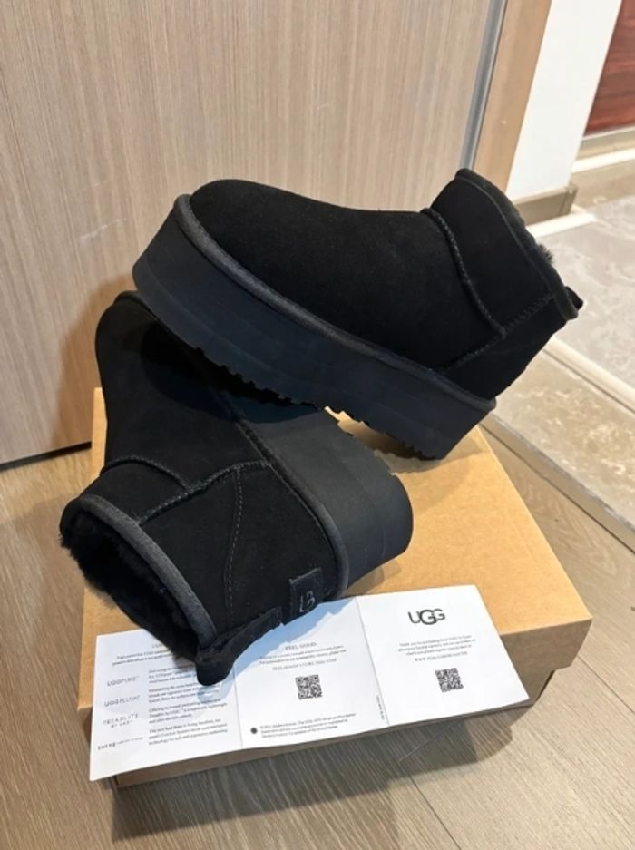 Bottes de neige UGG à talons hauts, noires, pointure 37 - photo numéro 6