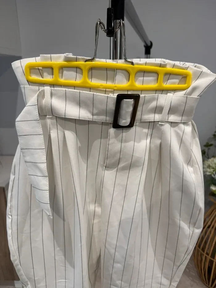 Pantalon Bershka paperbag rayé blanc cassé taille haute ceinturé - photo numéro 2