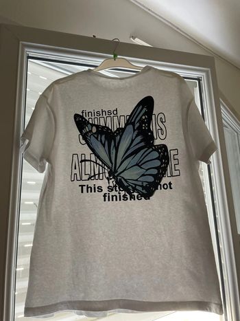 T-shirt blanc, papillon