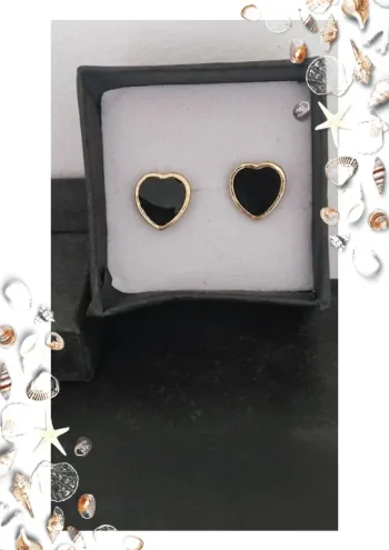 Boucles d oreilles dorées avec coeur noir