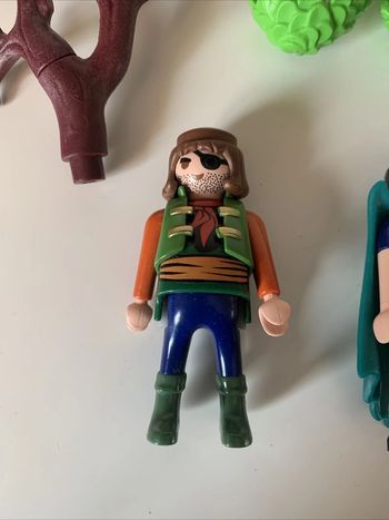 Lot de Playmobil avec personnages + divers