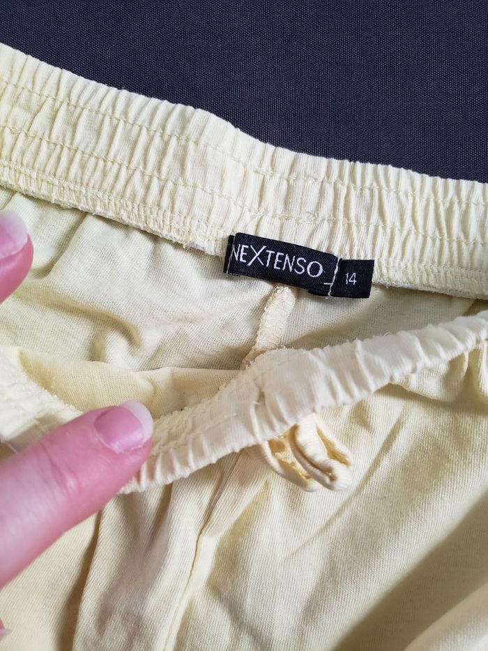 Short jaune - photo numéro 2