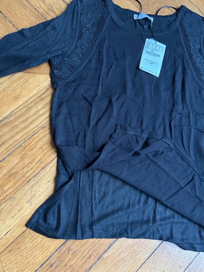 Neuf! Très jolie haut avec un peu de dentelle, Taille S, Zara - photo numéro 3
