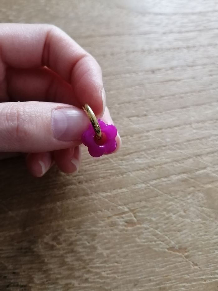 Boucles d'oreilles anneaux dorés en acier inoxydable avec petite fleur rose fushia neuves - photo numéro 4