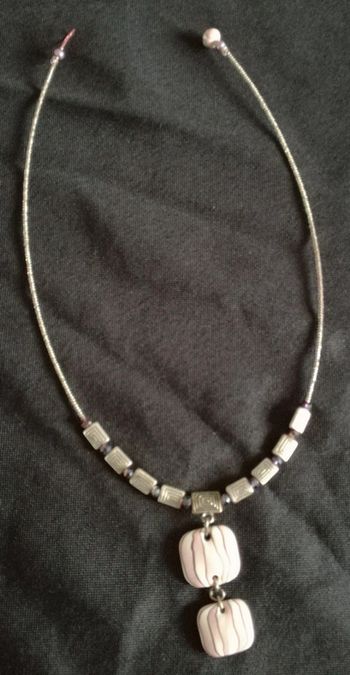 Collier pendentif rose