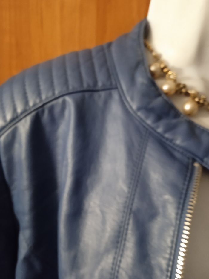 Beau blouson bleu en simili cuir Kiabi taille 46 comme neuf - photo numéro 6