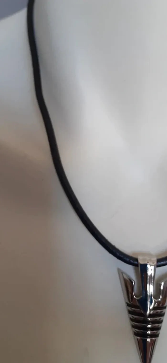 Joli collier avec pendentif tribal. - photo numéro 4