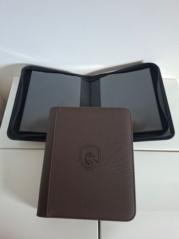 Classeur marron pour 40 cartes jumbos Pokémon,  comptabible ancien et nouveau modèle