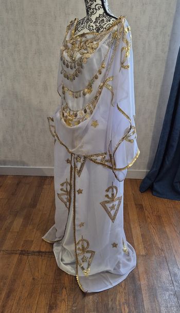 Melhfa chaoui tenue traditionnelle algérienne blanche avec motif amazigh fibule taille unique