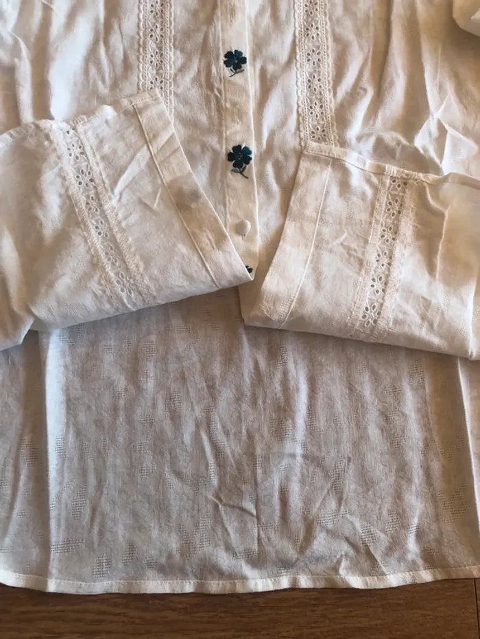 Chemise Blanche fleurs bleues broderie - photo numéro 3