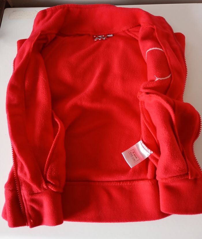 Gilet polaire rouge. 5 ans . Polyester. 2 poches et fermeture éclair métal.Disney Minnie. Très bon état - photo numéro 6