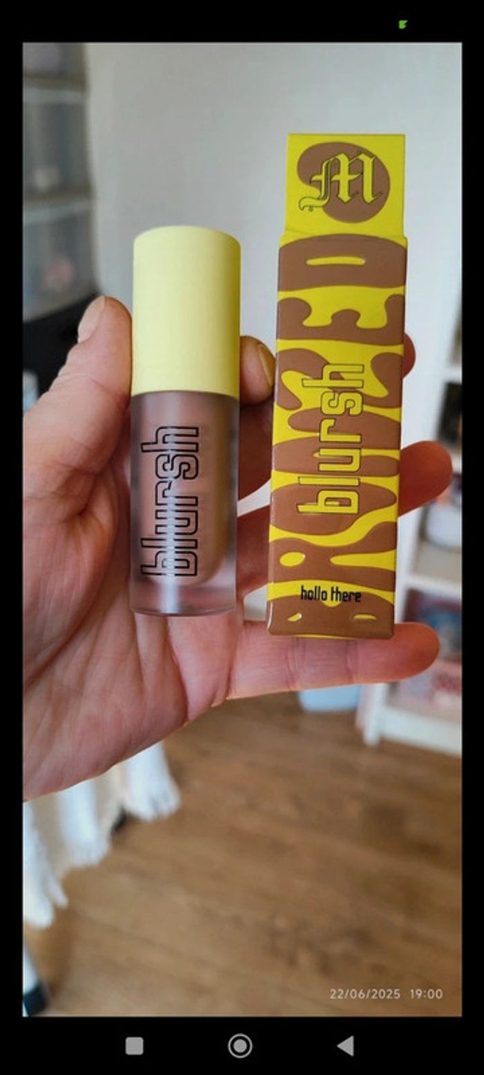 Made By Mitchell Blursh Bronzed Liquid Bronzer, Bronzer liquide en
Teinte Hollo There