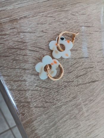Boucles d'oreilles créoles fleur blanc et taches colorées