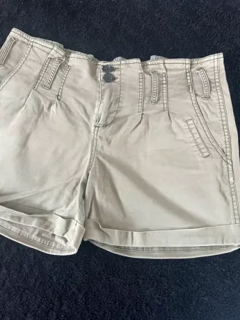 Short kaki