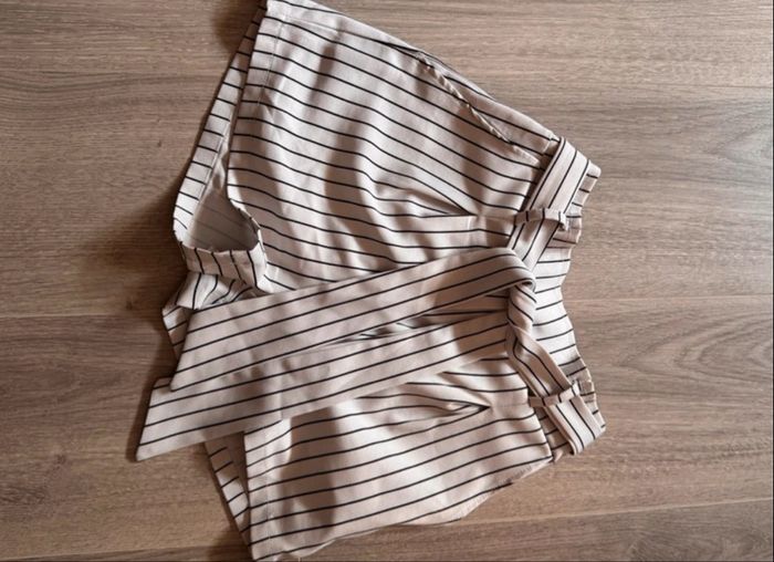 Short blanc à rayure noir