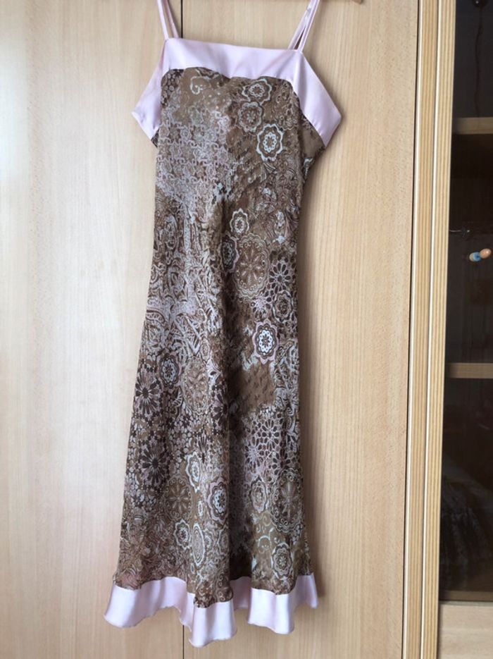 Robe imprimée marron et rose