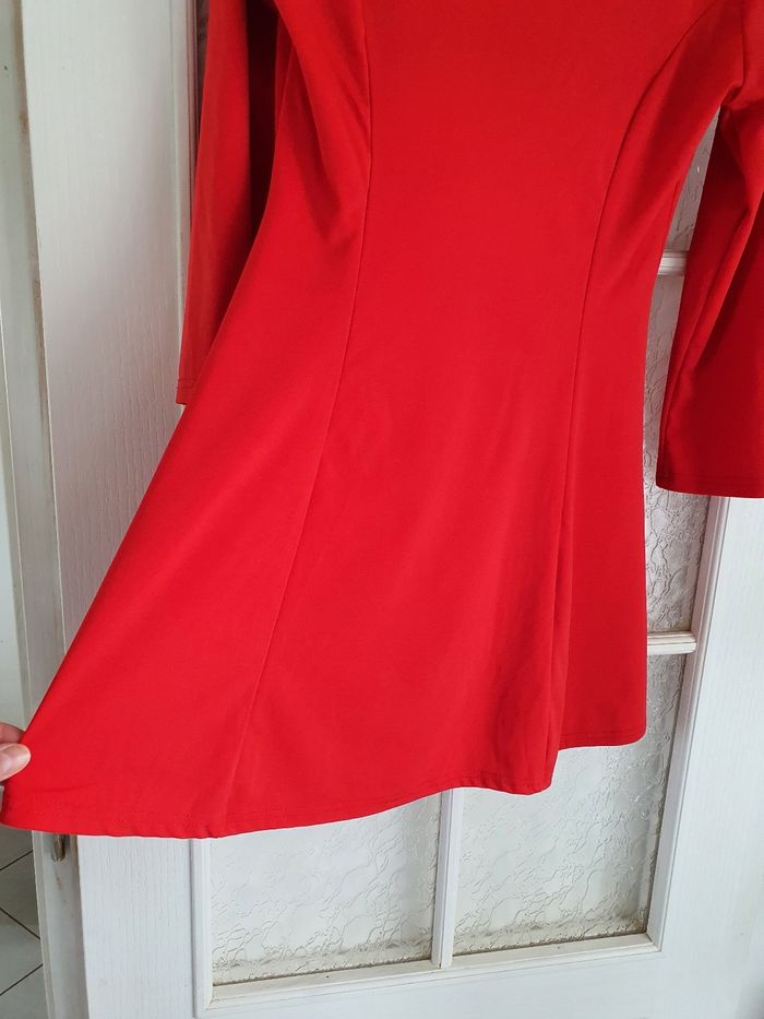 Jolie robe rouge - photo numéro 3