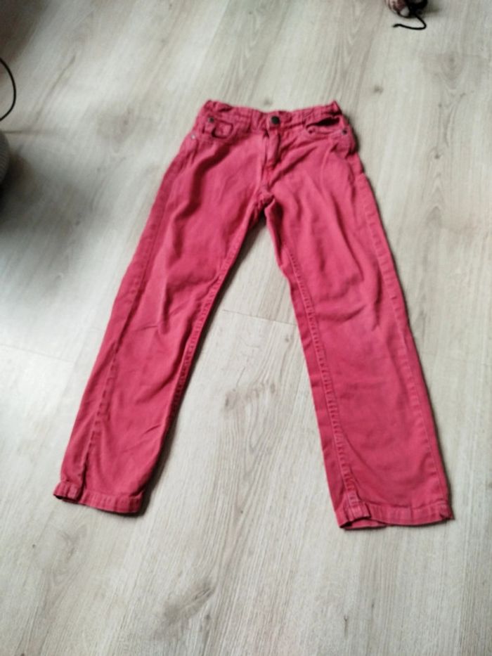 Jean rouge un peu délavé 6 ans