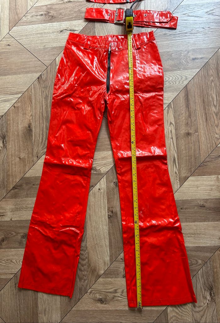 Tenue vinyle rouge : Haut court, pantalon patte d'éléphant et ceinture | Déguisement Carnaval ou Halloween 🎃 - photo numéro 7