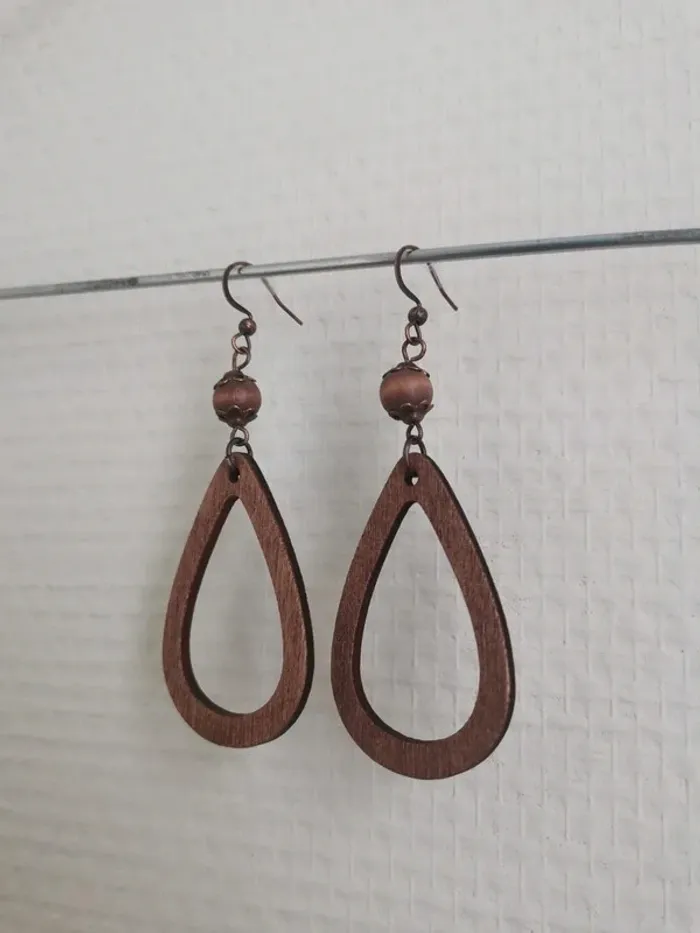 Boucles d'oreilles en bois brun forme goutte - photo numéro 4
