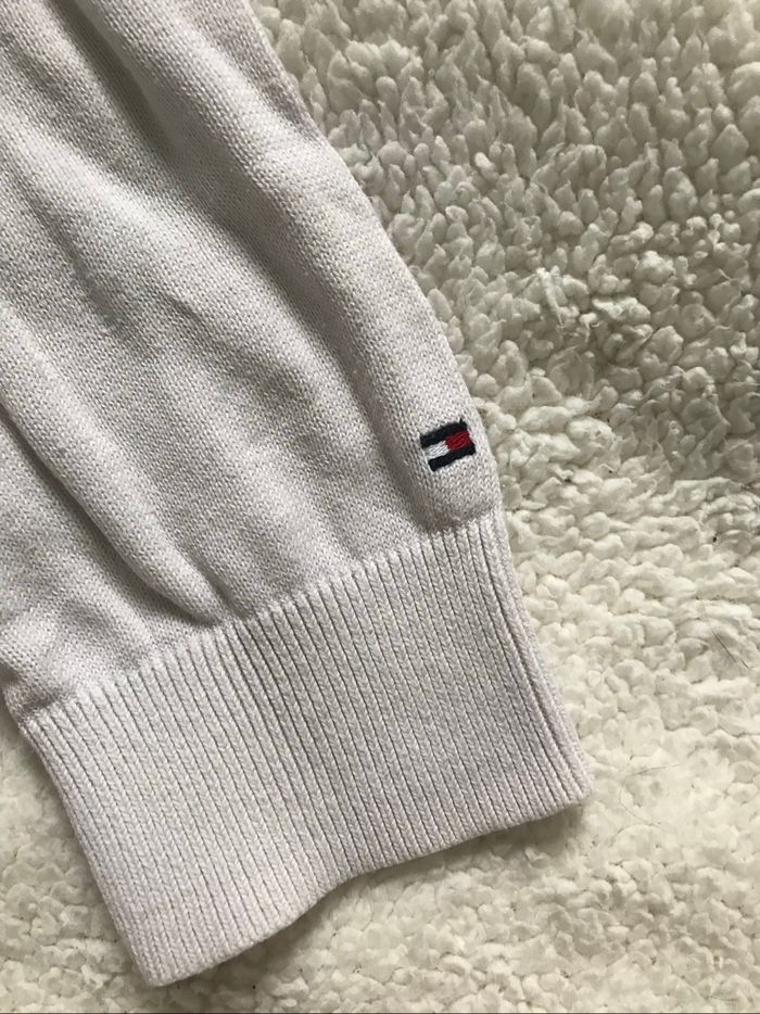 Pull à losange vintage violet et gris col V taille M Femme de la marque Tommy Hilfiger avec logo brodé sur manche droite - photo numéro 3