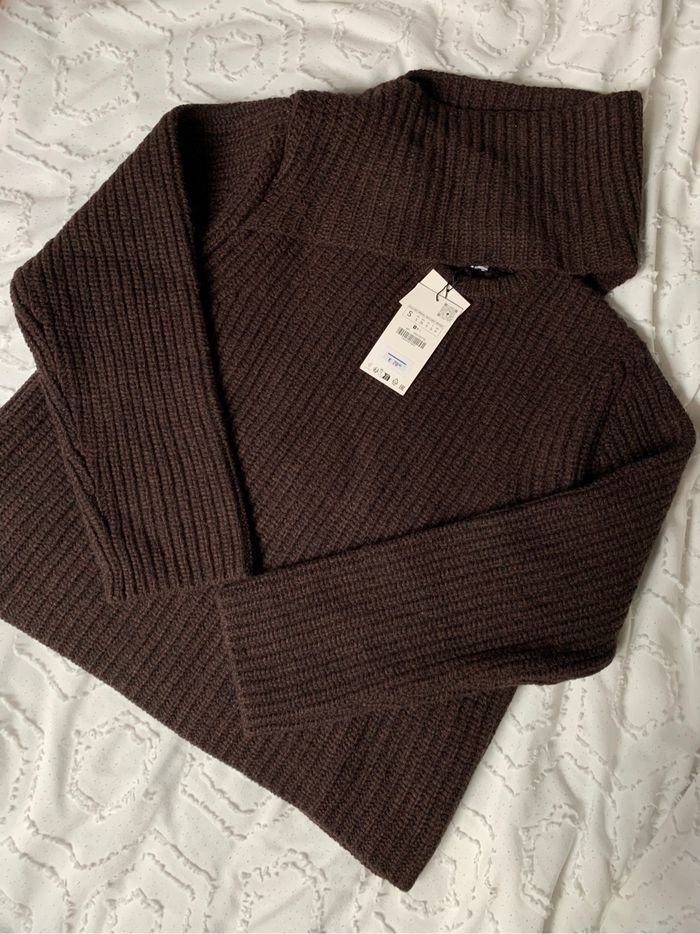 Pull d’hiver avec col asymétrique